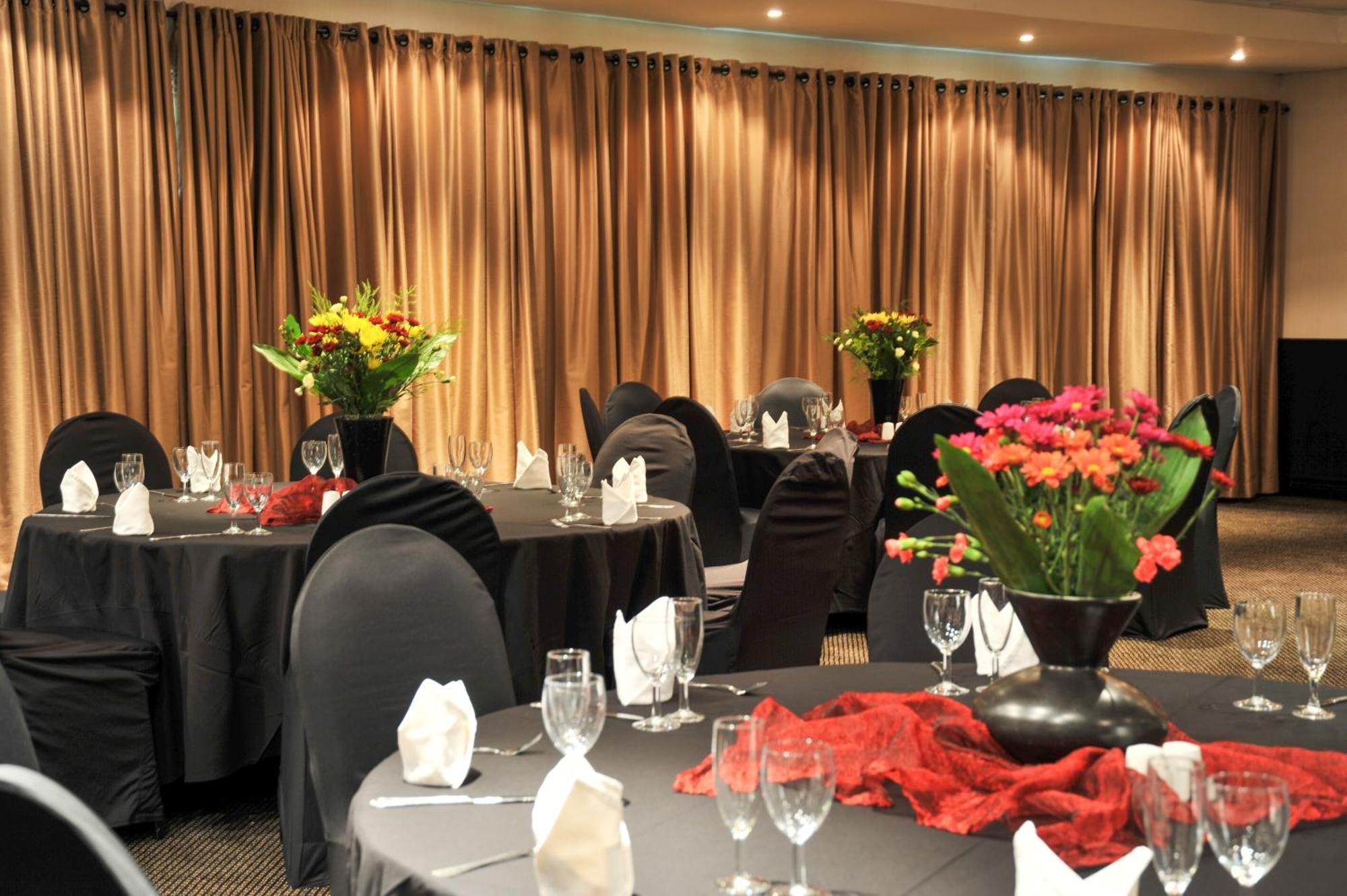 Safari Hotel & Convention Centre Rustenburg Exteriör bild